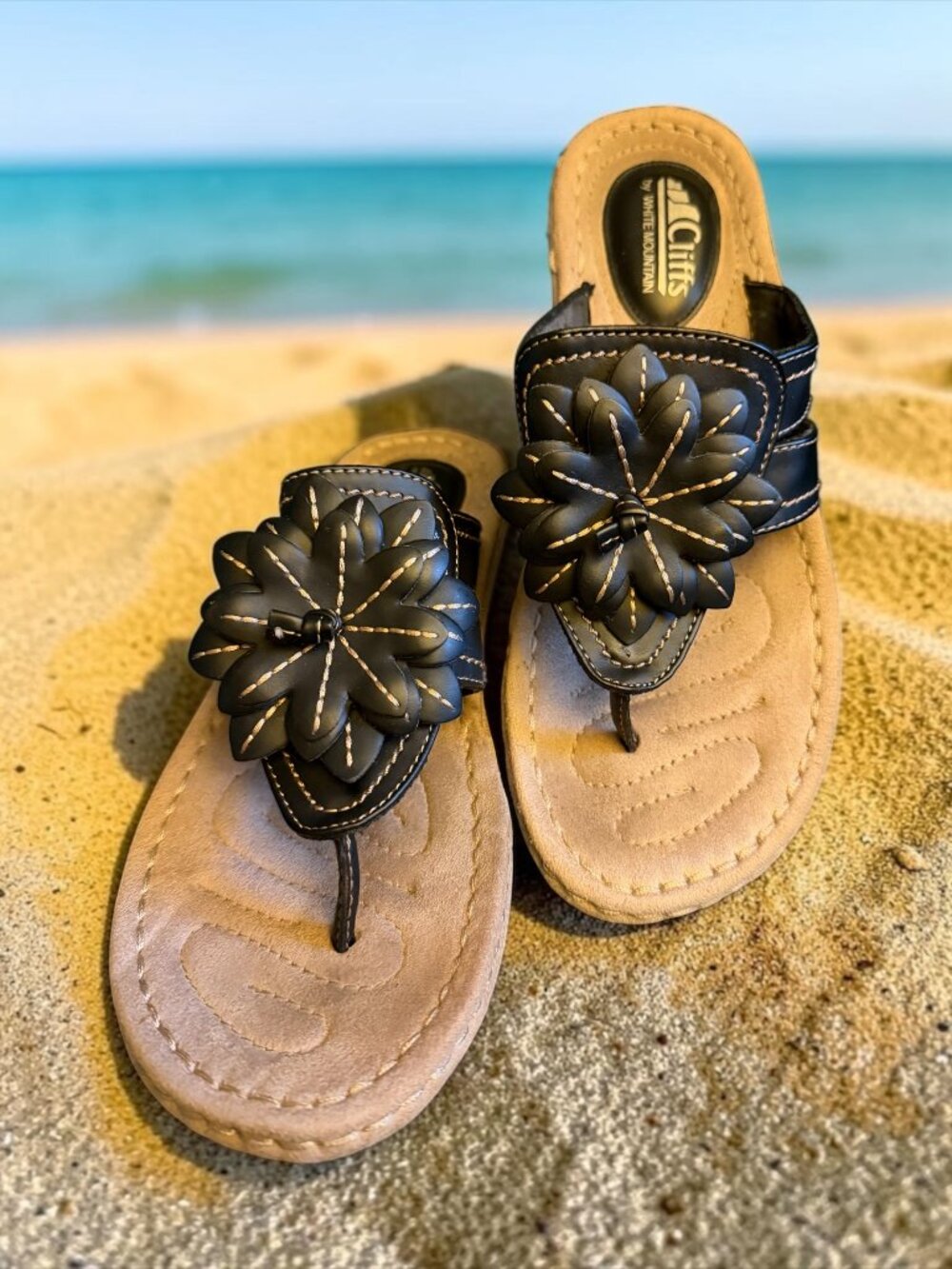 Cliffs by White Mountain Black Vegan 'Cupcake' Floral Thong Sandals sz 8.5